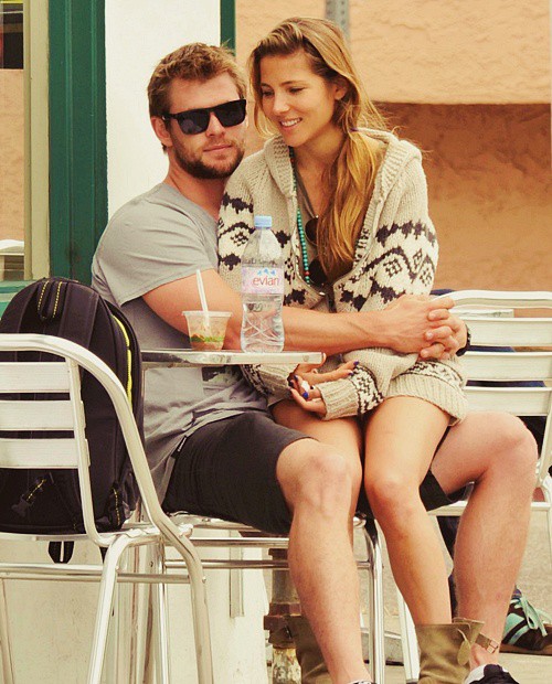 2493d50ccfc32f56e8ce659605d950db--chris-hemsworth-family-hemsworth-brothers
