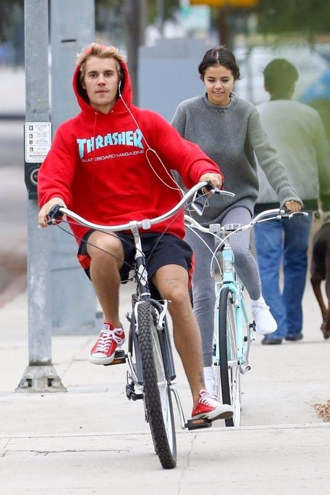 selena-gomez-justin-bieber-bike-ride-2017-2-1509560827