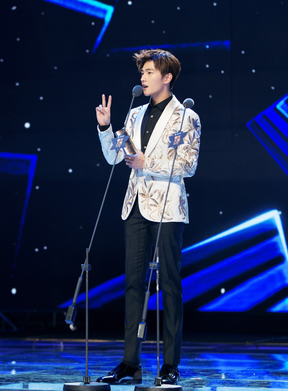 005PfBPjly1fm3zr4pph3j32oo3pvb2e