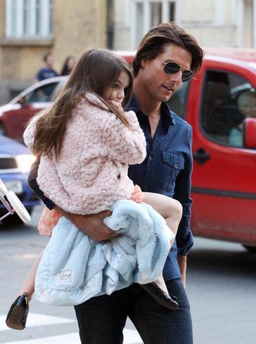 Tom-Cruise-and-Katie-Holmes-Buggy-Babe-suri-cruise-15749635-372-500