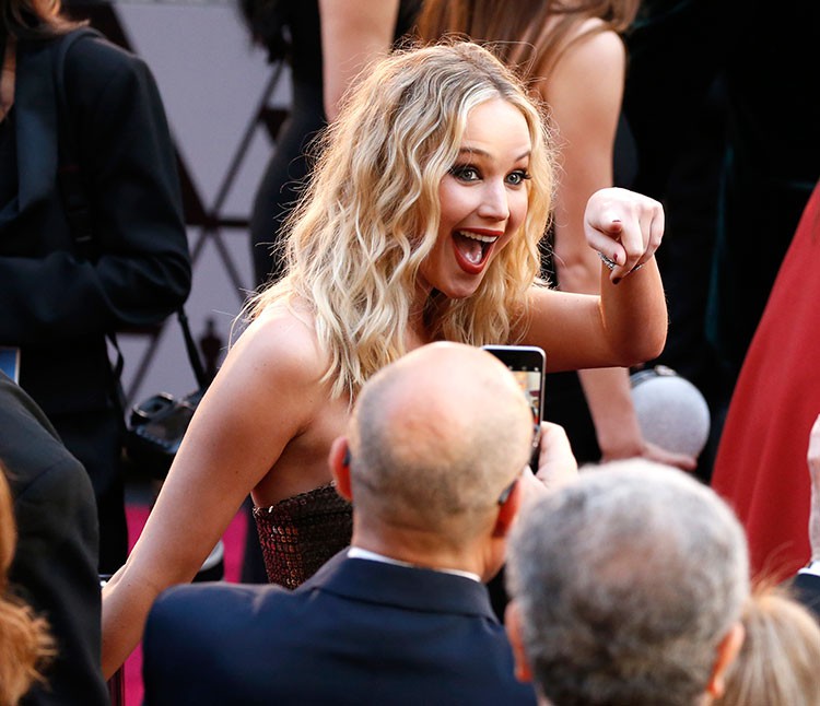 3Jennifer-Lawrence-made-her-wine-glass-the-best-accessory-at-Oscars-2018