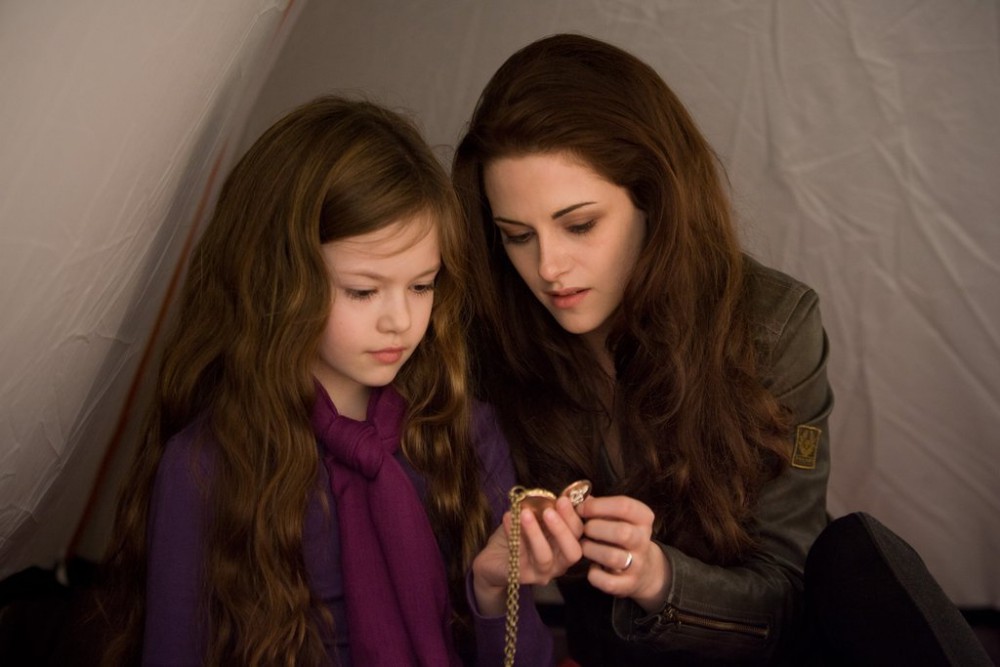 mother-daughter-moment-between-Bella-Renesmee-Breaking-Dawn
