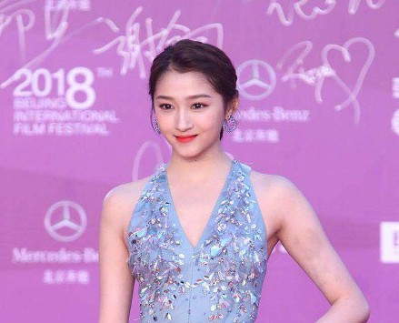 aadb8e8dly1fqmpsbno00j20cj0am7bh