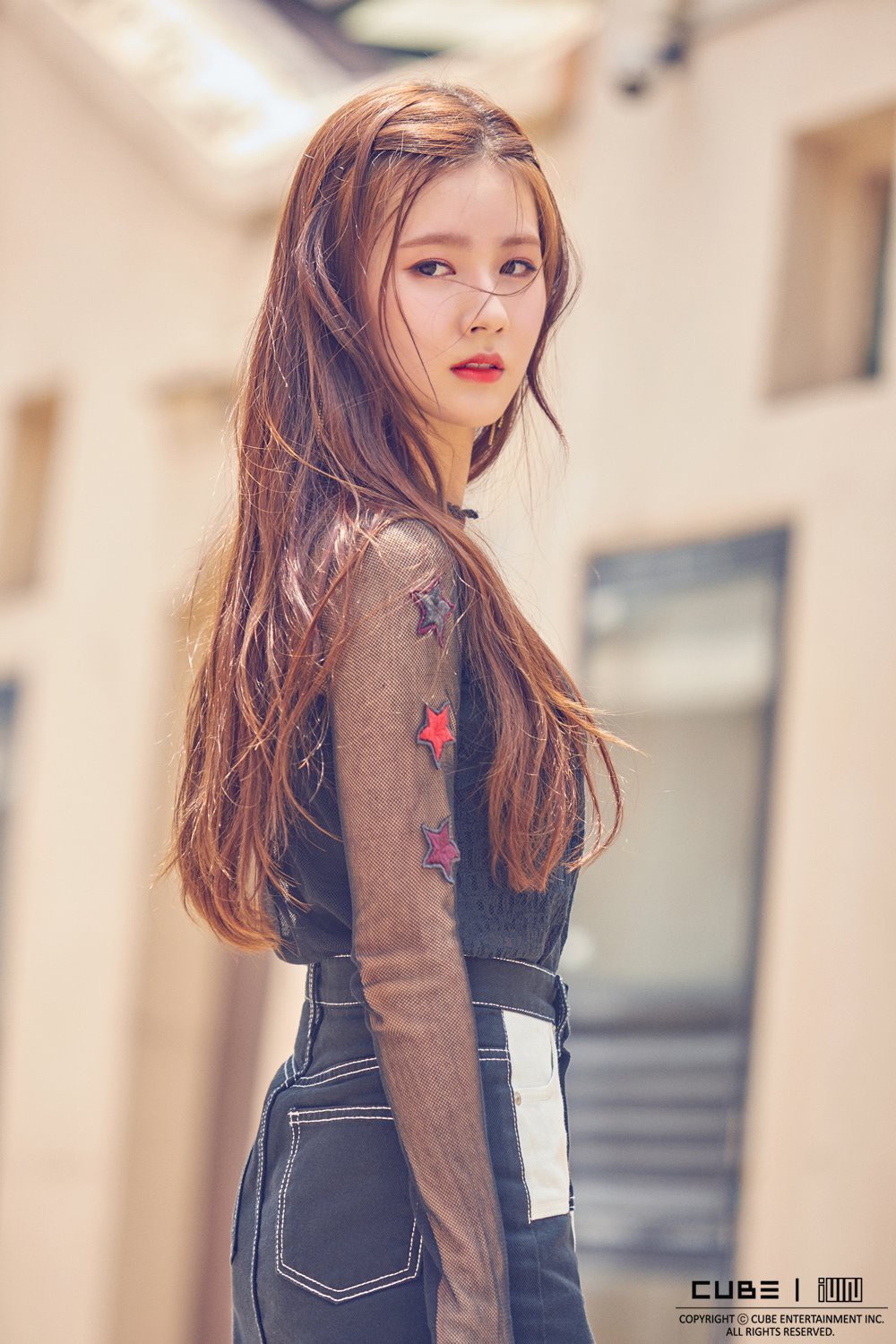 -G-I-DLE-I-AM-Jacket-Shooting-Behind-Miyeon-g-i-dle-41327197-1000-1500