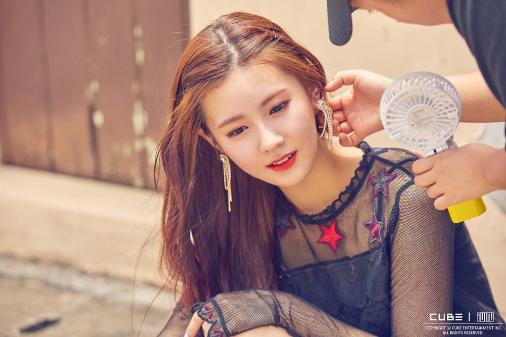 -G-I-DLE-I-AM-Jacket-Shooting-Behind-Miyeon-g-i-dle-41327200-1200-800