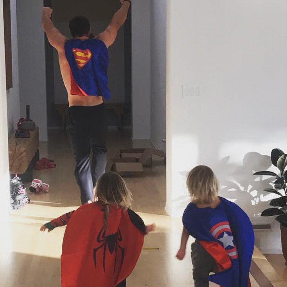 Chris-Hemsworth-Dressed-Up-Superhero-His-Kids-2017