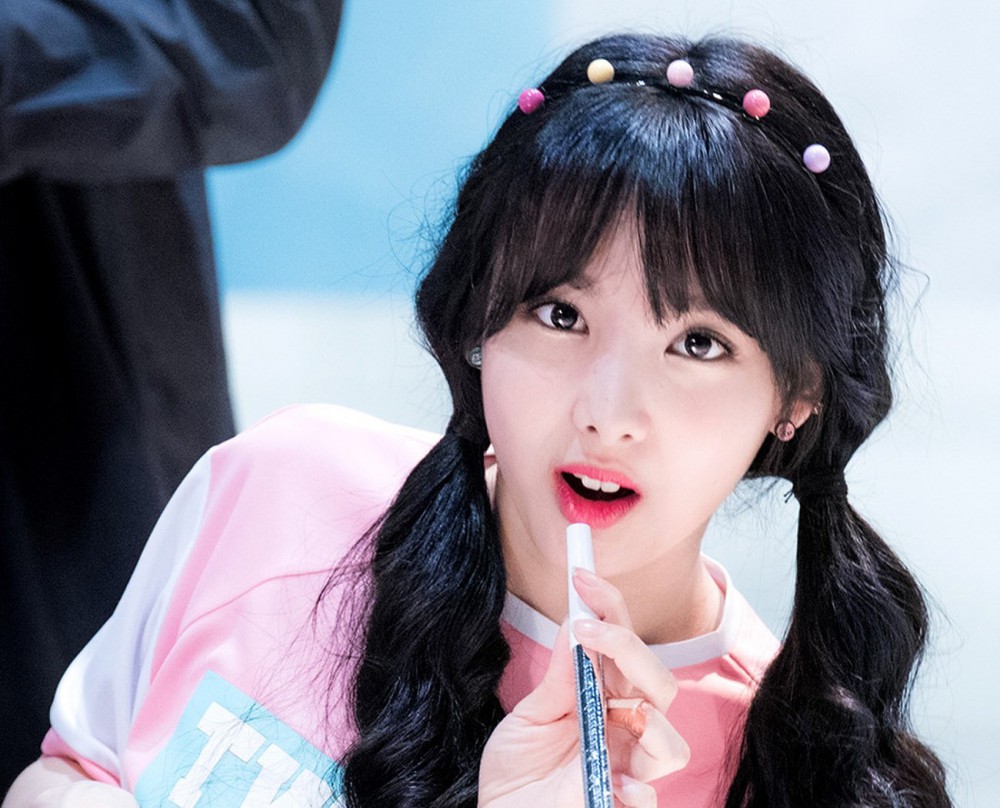 Lim_Na-yeon_at_a_fanmeet_in_Jamsil_in_May_2016_01-e1493633151363