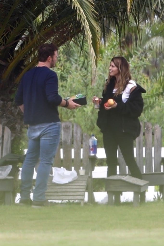 chris-pratt-katherine-schwarzenegger-picnic-date-photos2-1
