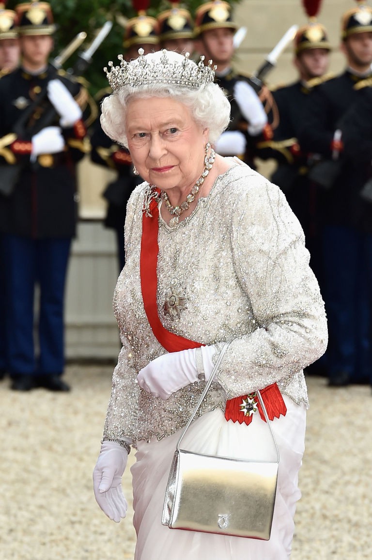 gallery-1459529190-queen-elizabeth-launer-purse