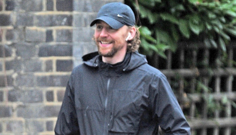 hiddleston-walks