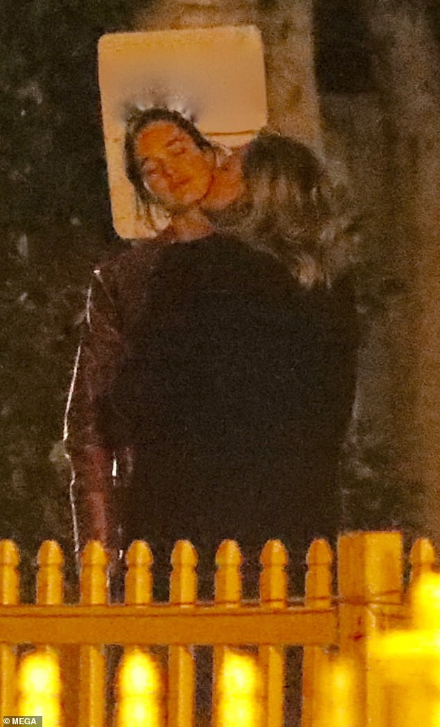7050666-6464119-New_romance_Chloe_Moretz_shares_a_long_kiss_with_model_Kate_Harr-m-33_1544031645248