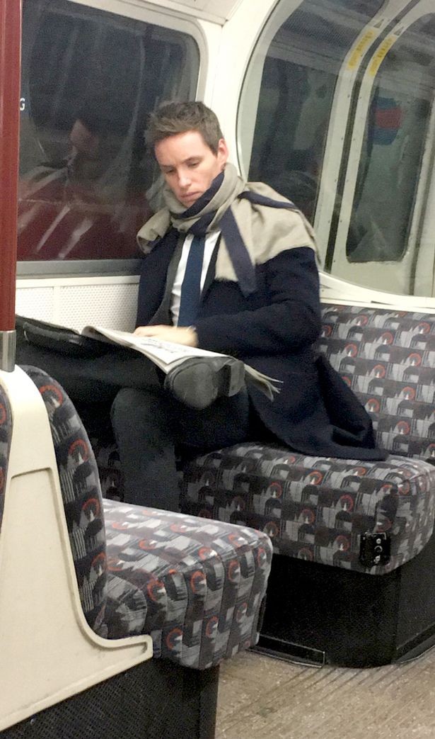 PAY-MelMedia-Oscar-winner-Eddie-Redmayne-spotted-taking-a-London-Tube-on-the-Bakerloo-line-from-Elepha