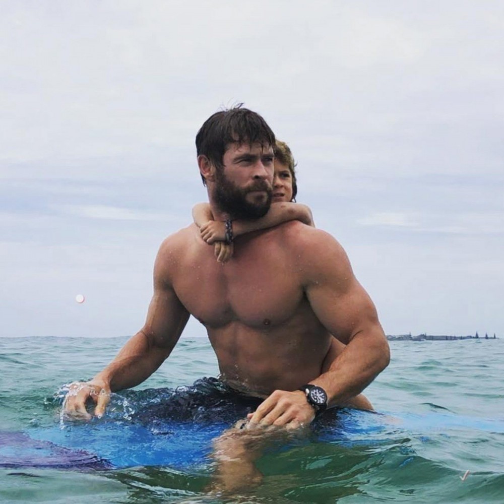 chris_hemsworth_7701_1800x