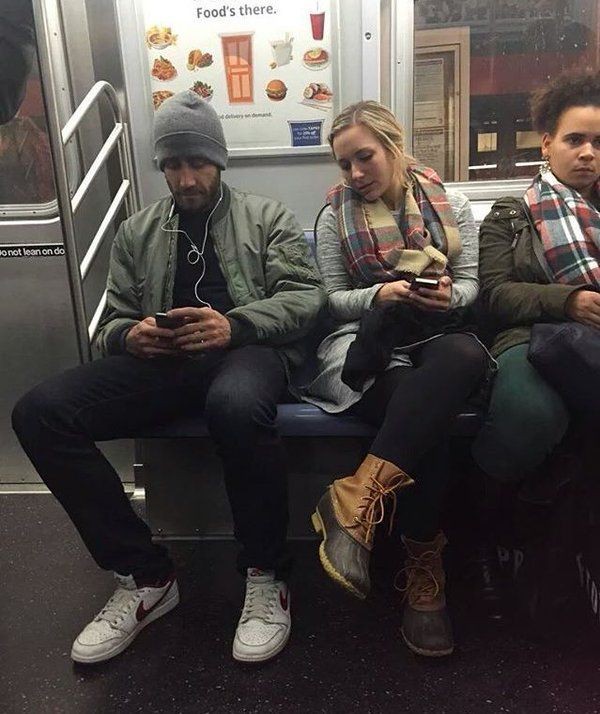 jake-gyllenhaal-on-the-new-york-city-subway-1457205769_b