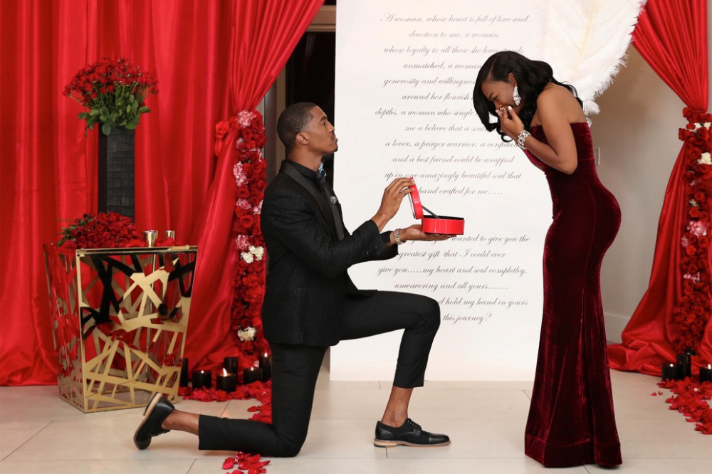 man-proposes-with-6-engagement-rings2