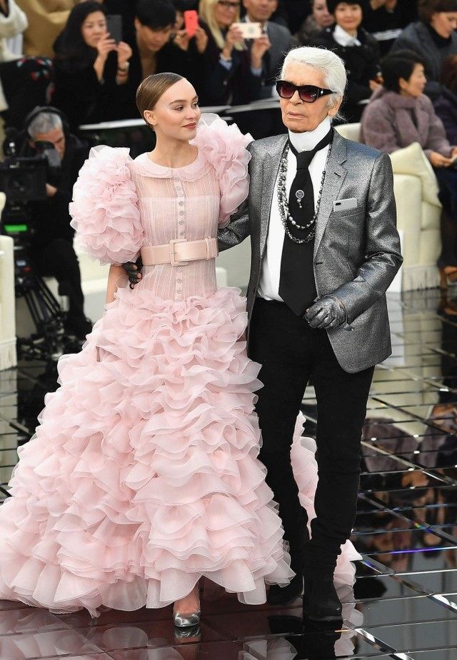 1280_lily_rose_depp_karl_lagerfeld_getty632557746_EMBED