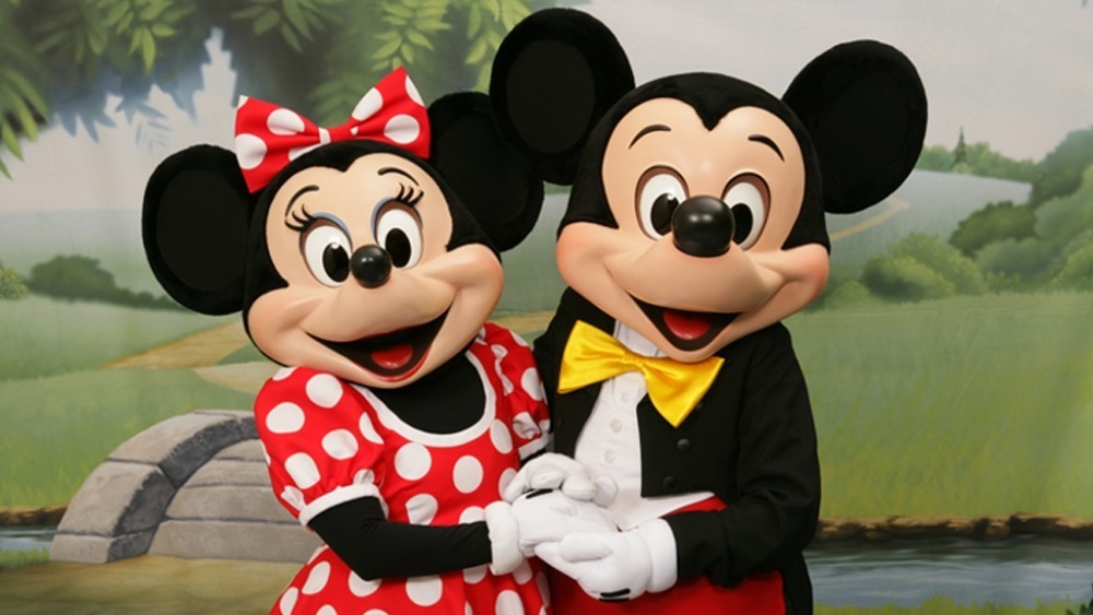 Characters-Mickey-Minnie-Standard-Backdrop-1000x563