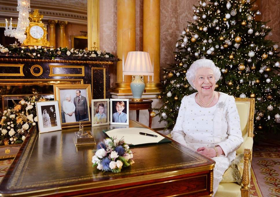 queen-royal-christmas-traditions
