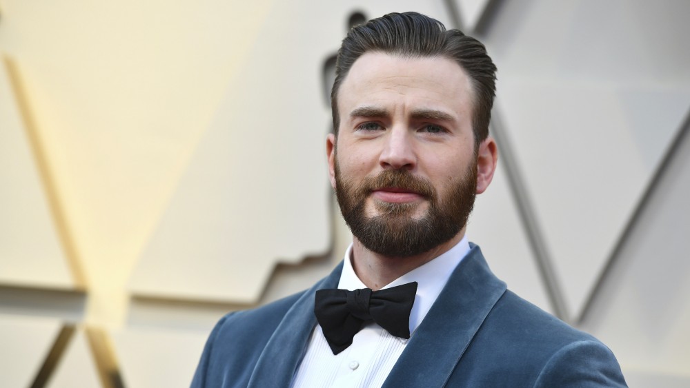 chris-evans-hailed-a-gentleman-for-helping-regina-king-up-to-oscars-stage-136434119240002601-190225030028
