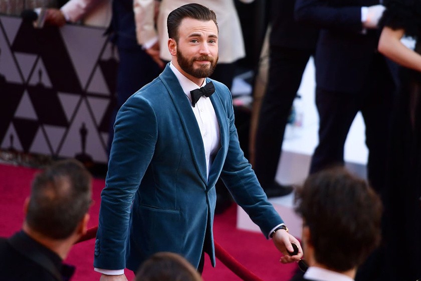 chris-evans-helps-regina-king-onto-oscars-stage1
