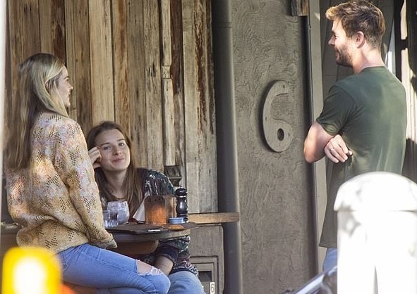 13839006-7060693-Pals_Isabel_was_joined_by_a_female_friend_on_the_outing-m-18_1558573107341