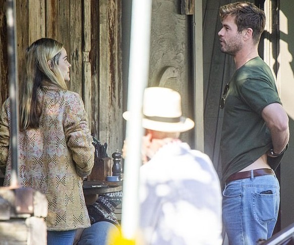 13839012-7060693-Boho_chic_Isabel_covered_her_slim_figure_in_an_abstract_print_ja-m-19_1558574098897