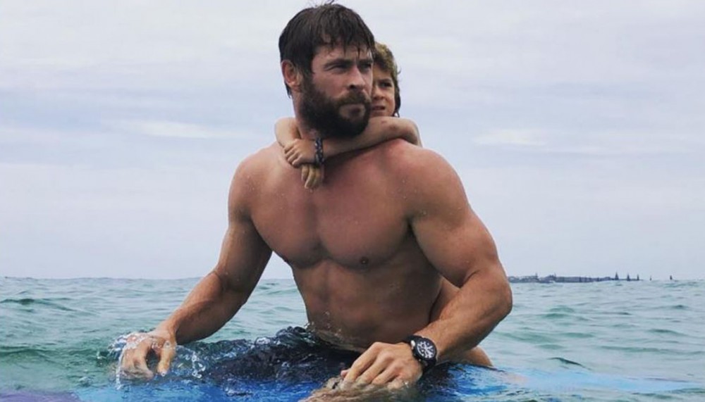 chris-hemsworth-surfing-Twitter-1120
