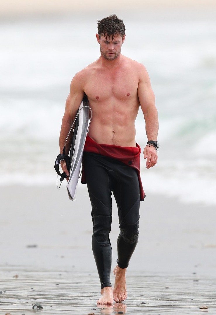 chris-hemsworth-shirtless-elsa-pataky-18