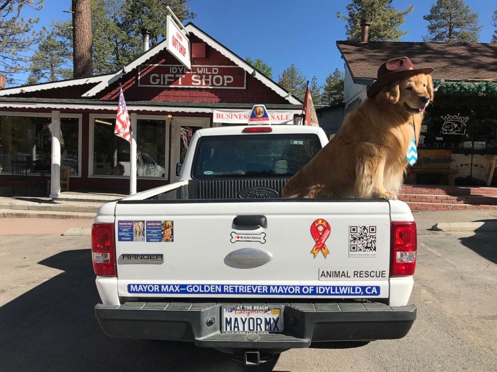 idyllwild-mayor-max-ii-02-abc-jc-190607_hpEmbed_4x3_992