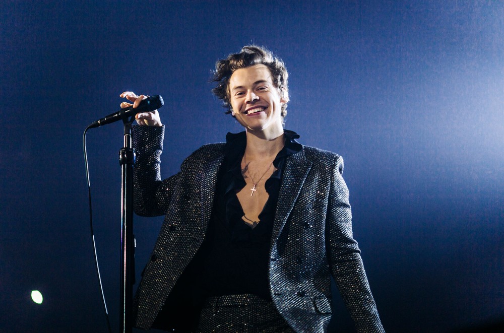 Harry-Styles-Performs-On-His-European-Tour-At-AccorHotels-Arena-Paris-march-2018-billboard-1548