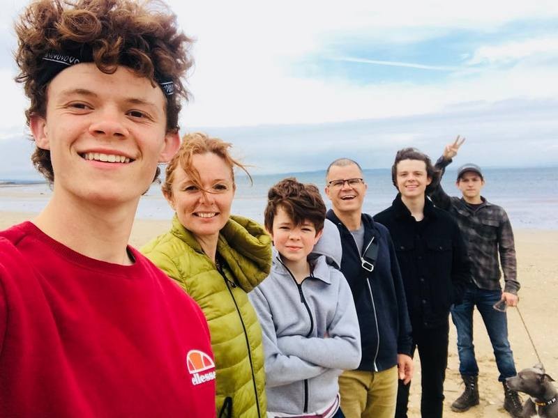 Tom-holland-family-2