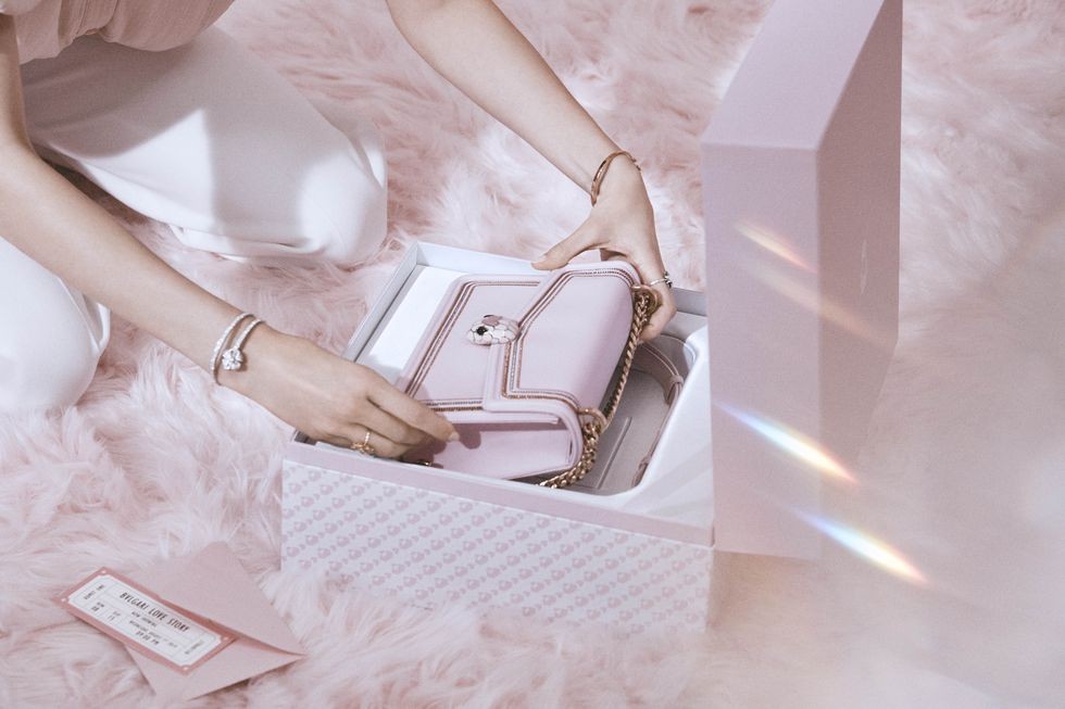 bvlgari-serpenti-in-love-serpenti-forever粉色七夕限定配件套組-包裝禮盒-情境照-2-1562397920