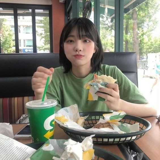 girl_eat_