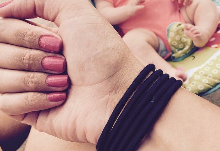 750x516xhairbands-on-wrist.jpg.pagespeed.ic.oPu_-W4uk1