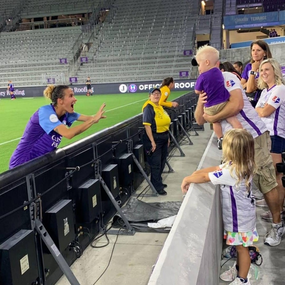 tiddbit_outta_hand03