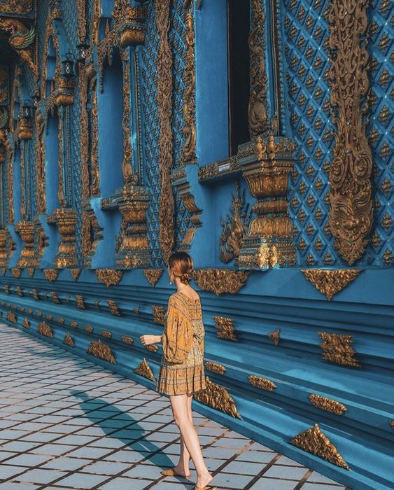 只是取藍廟的部份外牆當背景拍照已經很亮眼