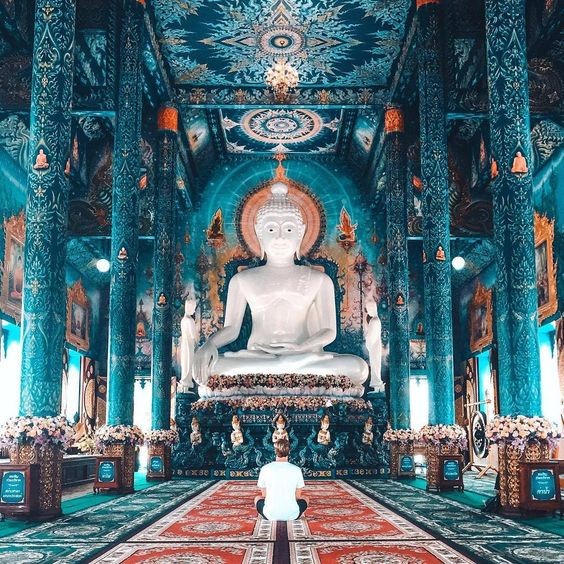 殿內一樣是絕美的風格，四周及天花板都是藍色系的壁畫