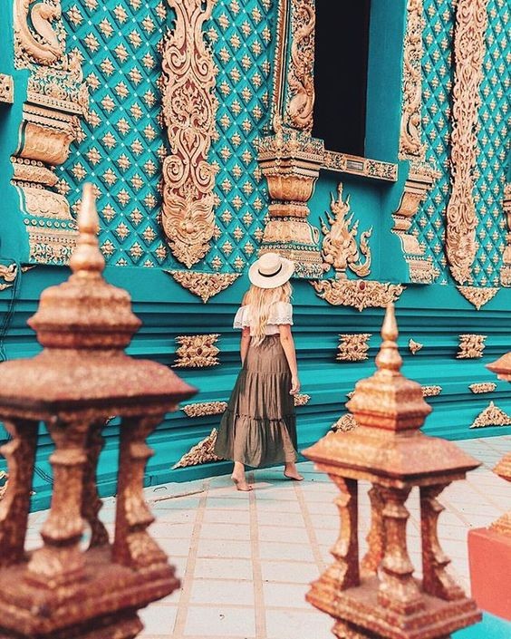 只是取藍廟的部份外牆當背景拍照已經很亮眼