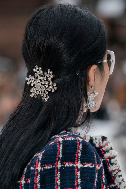 autumnwinter-2019-hair-accessories-chanel-imaxtree-1552562802