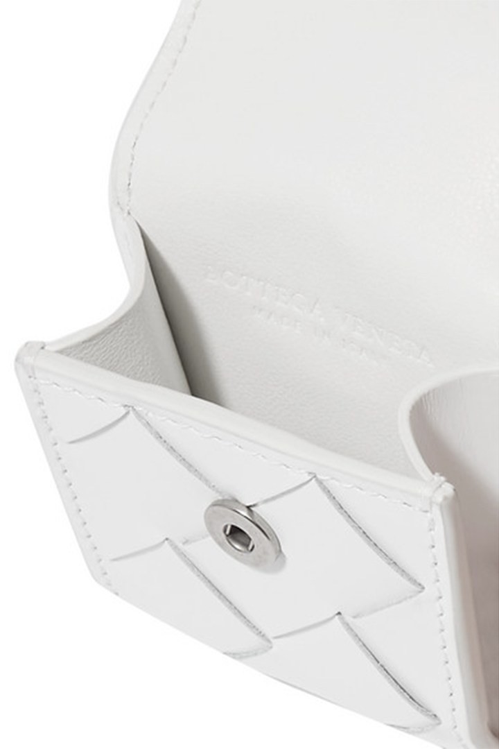 Bottega Veneta AirPodsAirPods出外時都馬上吸引全場目光！ Bottega Veneta推出的純白AirPods套 # 經典編織設計