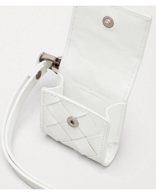 Bottega Veneta AirPodsAirPods出外時都馬上吸引全場目光！ Bottega Veneta推出的純白AirPods套 # 經典編織設計