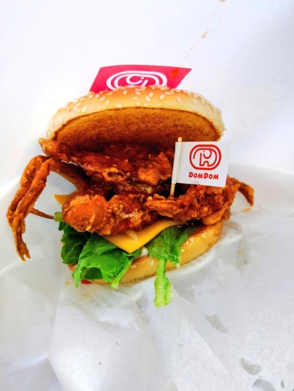 日本快餐店推出「原隻蟹漢堡」惹熱議