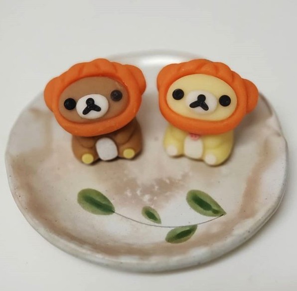 為了迎接萬聖節日本LAWSON與「食べマスモッチ」系列合作推出了期間限定的鬆弛熊及小白熊兩款和菓子