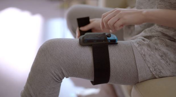 先把Joy-Con控制器裝上在專用的週邊設備「Ring-Con」(圓環狀控制器)和「腿部固定帶」