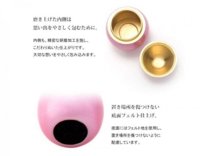用日本佛壇常見的黃銅所製,蛋蓋為旋轉式設計,可以緊緊密合妥善保存骨灰,底部有氈墊防滑設計