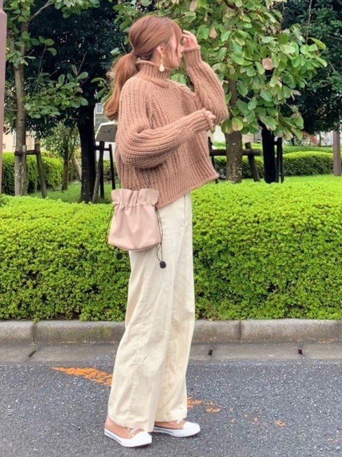 奶茶色CONVERSE不管是低筒和高筒款都很受日本女生歡迎