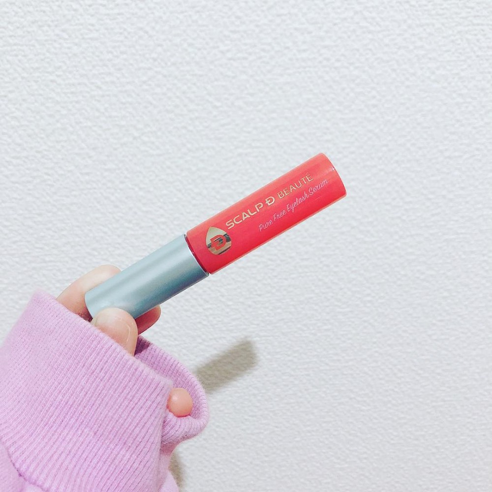 它是軟型棉頭刷,柔軟又可以塗得方便,早晚各塗一次在眼睫毛的根部