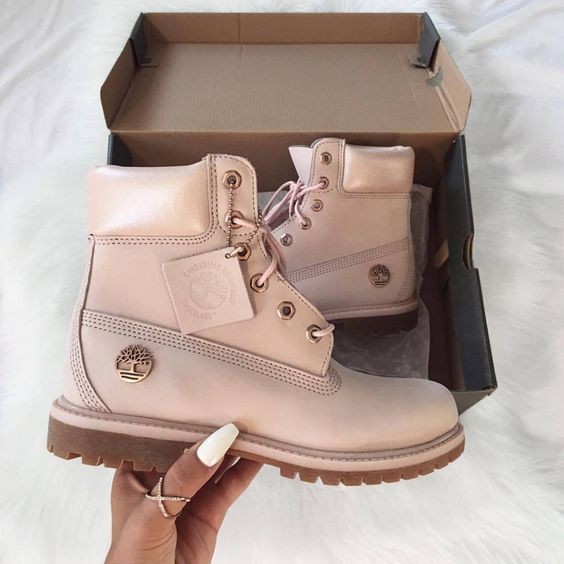 這對Timberland 6″ Premium Waterproof Boots (light pink)是可愛的櫻花粉,配色柔和又清新