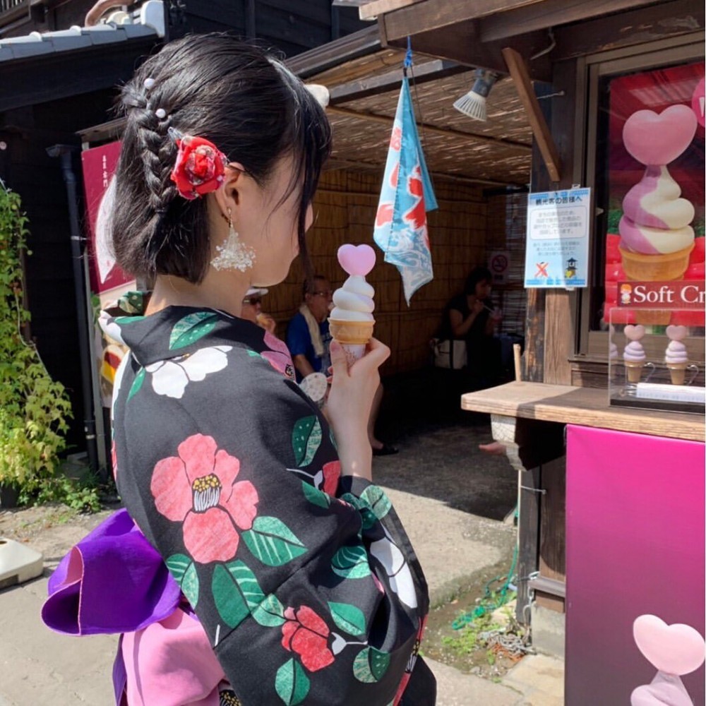 女生去川越體驗穿和服的話，手拿著少女心滿滿的雪糕為你增加多點浪漫氣息。