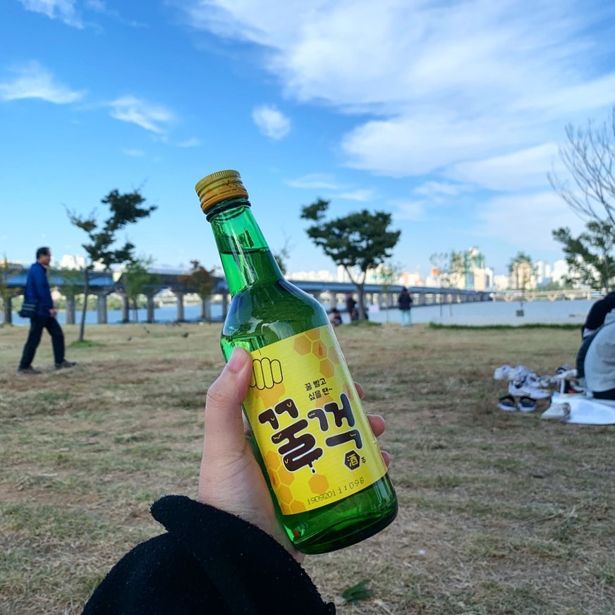 韓國網民們就指這瓶「蜂蜜燒酒」飲起來有點像是白葡萄燒酒